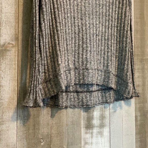 {Free People} High-Low Hem top - Picture 3 of 9